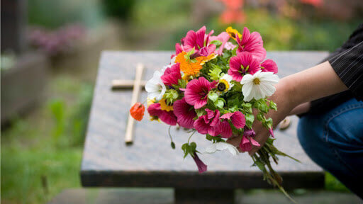 Fleurissement dun monument funraire : fleurs artificielles ou fleurs naturelles - Fleurs naturelles et fleurs artificielles